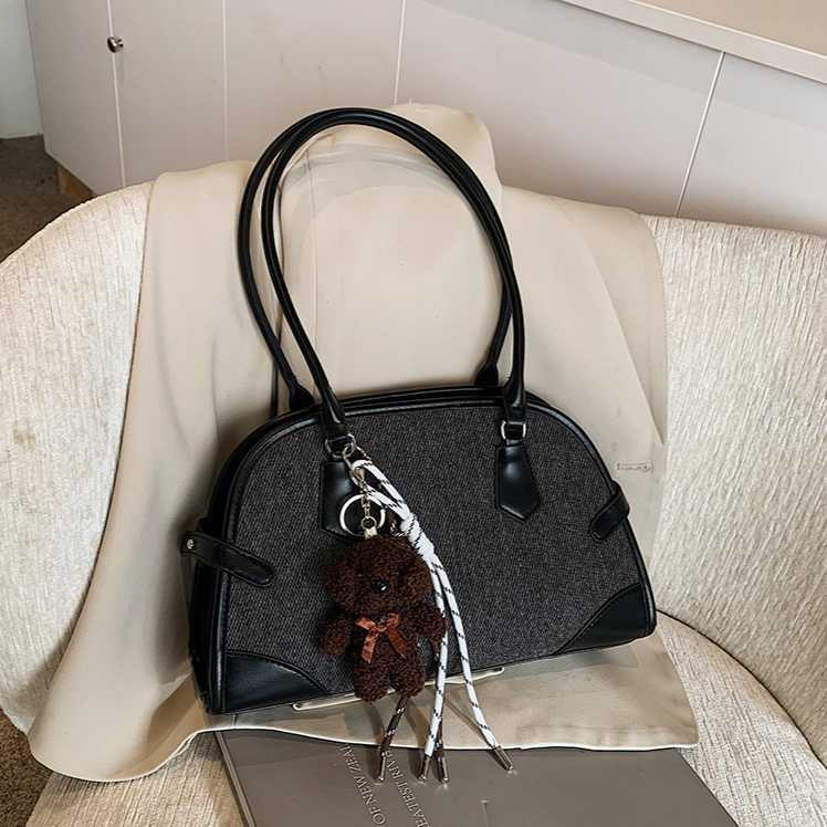 Advanced bowling bag, armpit bag, autumn winter niche design, contrasting color commuting bag, single shoulder tote bag 241215