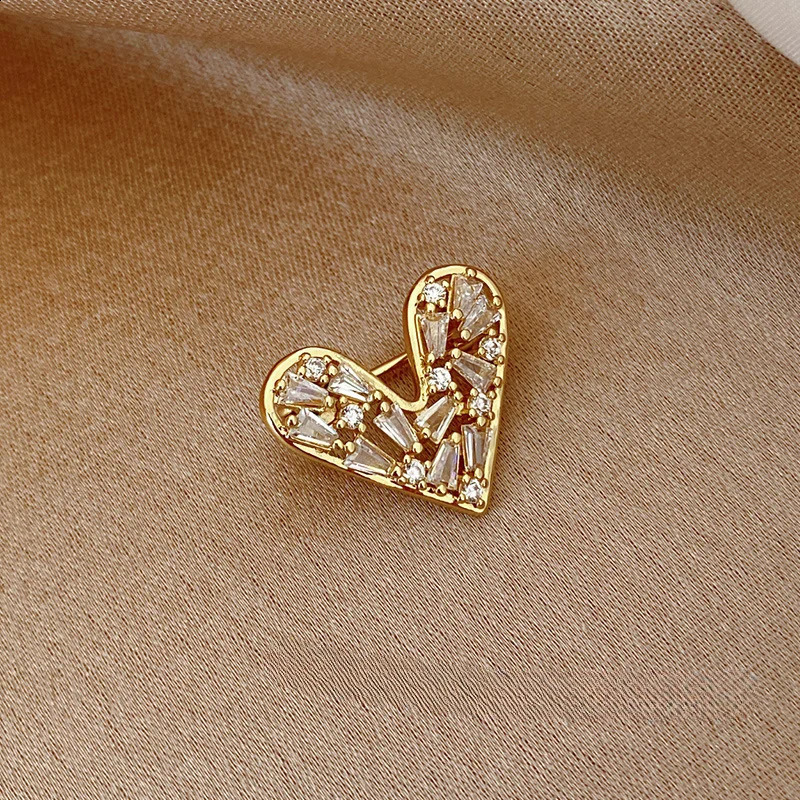 Crystal Lovely Heart Brooch for Women Personality Collar Pin 2 Color Anti-slip Buckle Rhinestone Breastpin Suit Accessories Gift 241227