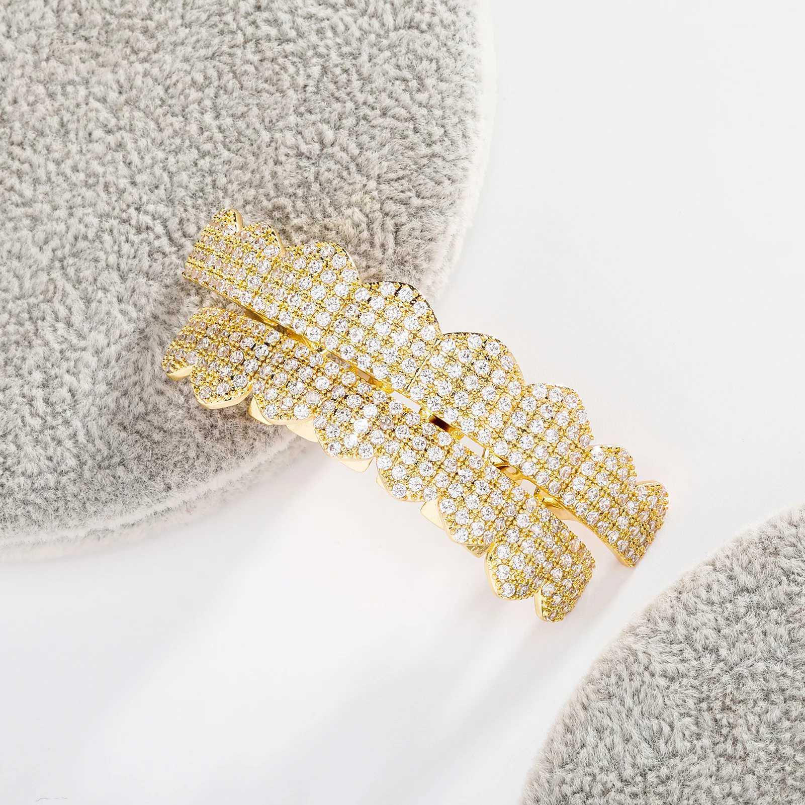 JINAO NEW 2024 Full d Out 8Teeth HIP HOP Square Fangs Grillz High Quty Charm AAA+ CZ Men and Woman Jewelry For Gift W241227