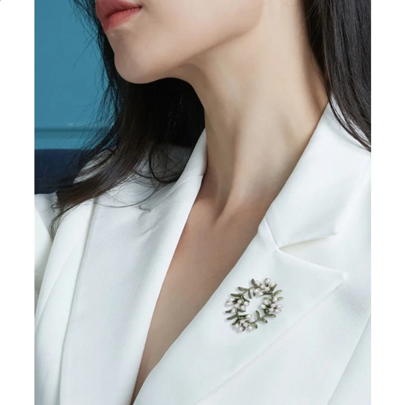 Female Pearl Brooch Shawl Clip Dress Coat Corsage Pin Decoration Buckle Clothing Feast Accessory Badge Breastpin Jewelry Gift 241227