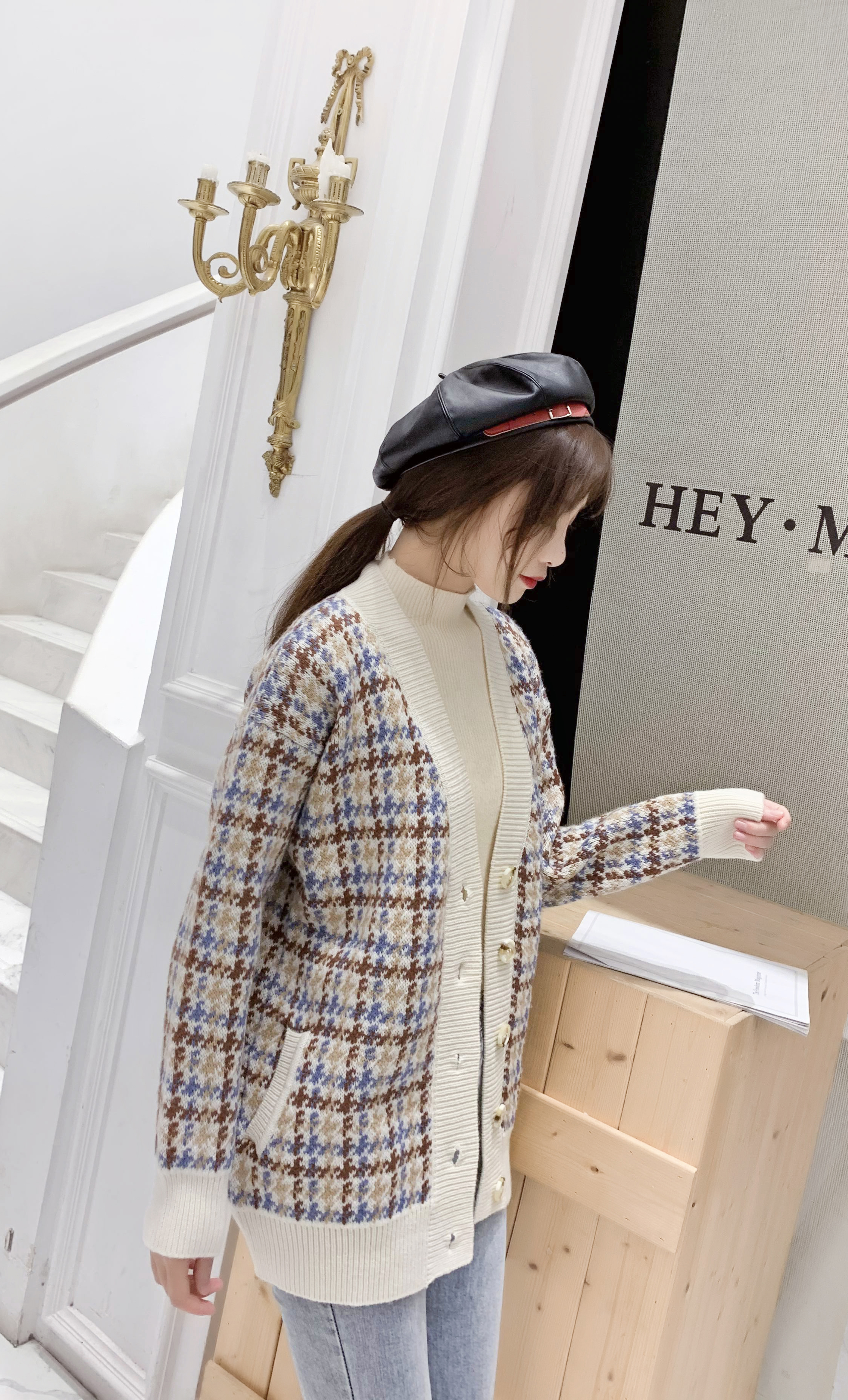 Elegant Women's Wool Sweater with Slim Design - Perfect for Cool Weather Comfort