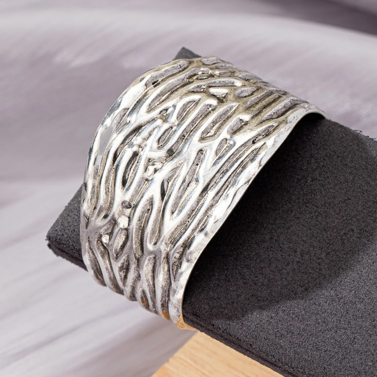 Opening Metal Bracelet For Women Personality Pleated Wide Surface Hand Accessories Holiday Party Fashion Jewelry DB023 241227