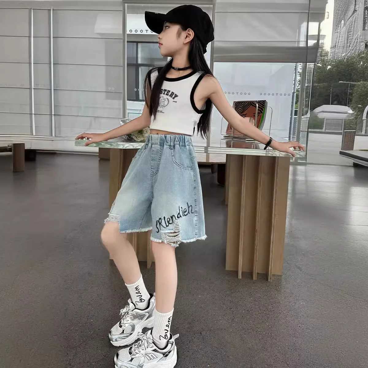 Summer Teenager Girls Hole Denim Shorts Casual Burr Edge Hand Drawn Letters Junior Girl Half Pants Kids Clothes 4 6 8 10 12 14Y W241227