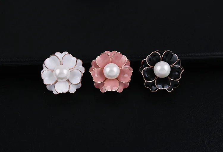 Camellia Flower Brooch Plant Breastpin Pearl Buckle Temperament Coat Collar Pin Clothes Badge Jewelry Accessory for Woment Gift 241227