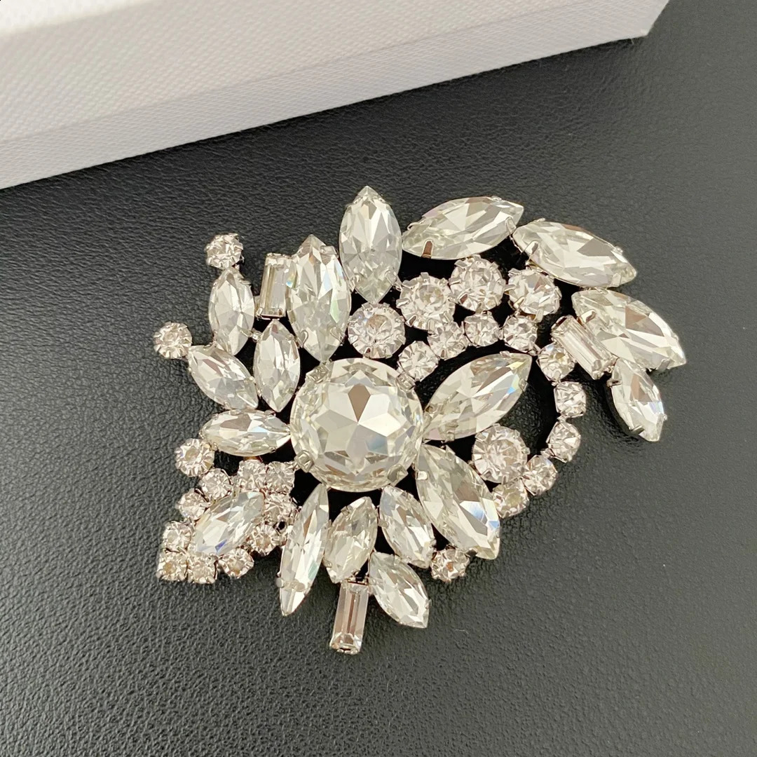 Europe and the United States fashion retro niche personality flower crystal brooch 241227