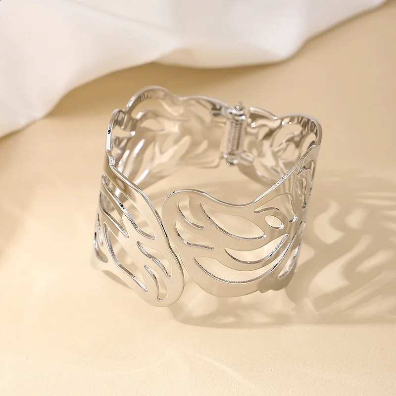 Bracelet For Women Vintage Metal Wide Face Hollow Leaf Spring Geometric Buckle Ladies Holiday Party Gift Fashion Jewelry DB022 241227