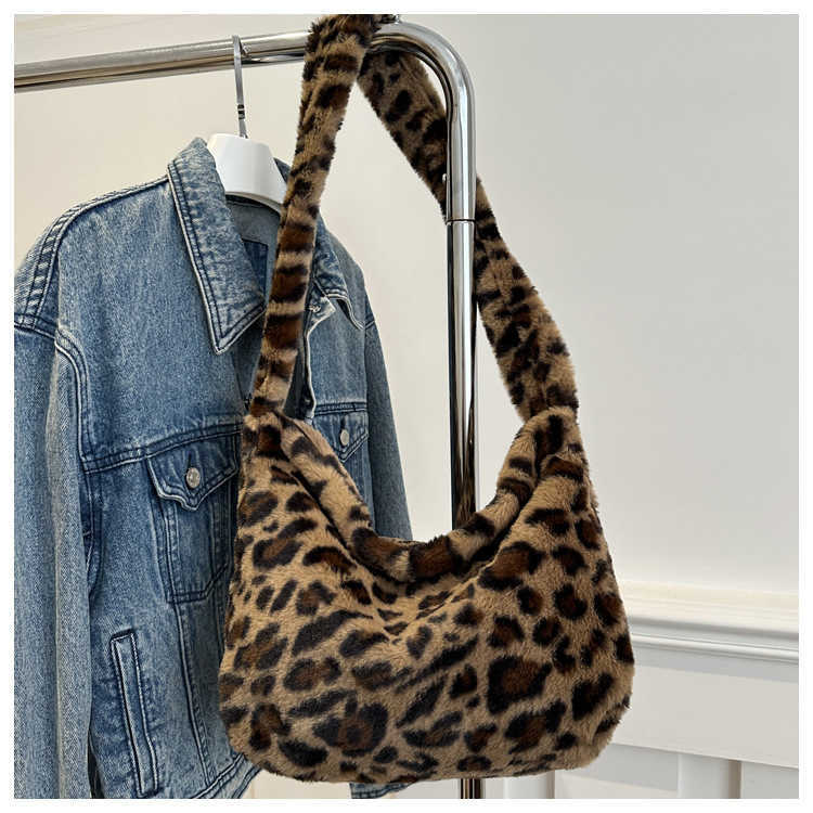 Autumn and winter new fur personalized leopard print street trend 2024 casual large capacity plush single shoulder crossbody women's bag 241230