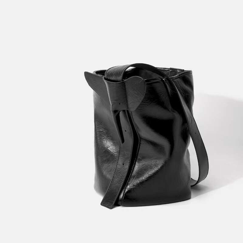 Niche Handheld Pattern Soft Leather Bucket Bag 2023 Winter New High end Lazy Style Single Cross Shoulder Stray Girl