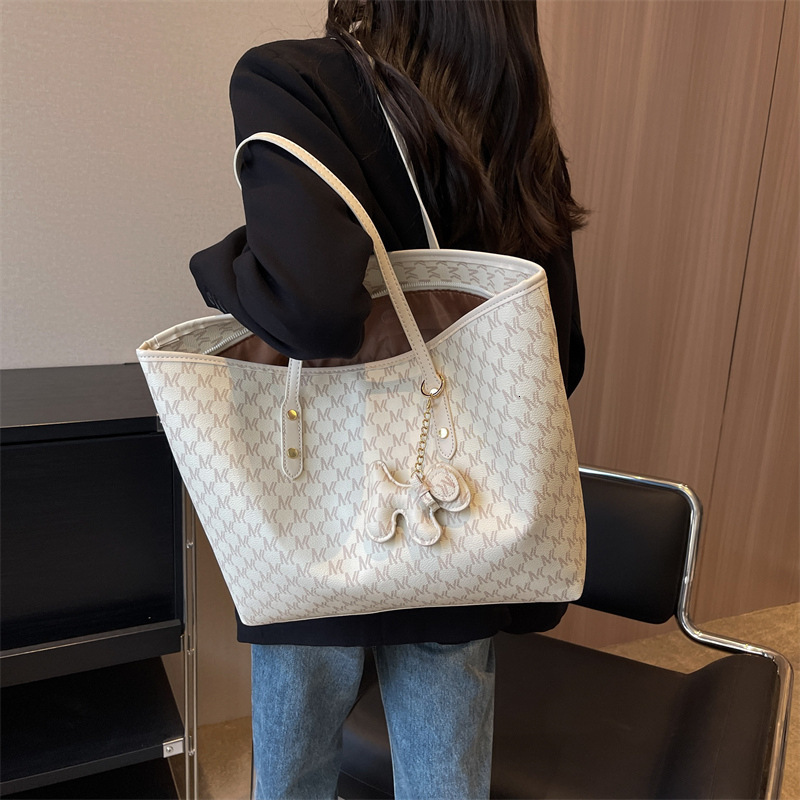 The feeling of the all season fashionable shoulder bag is very suitable for carrying the 2025 designer women's fashionable shoulder bag and large