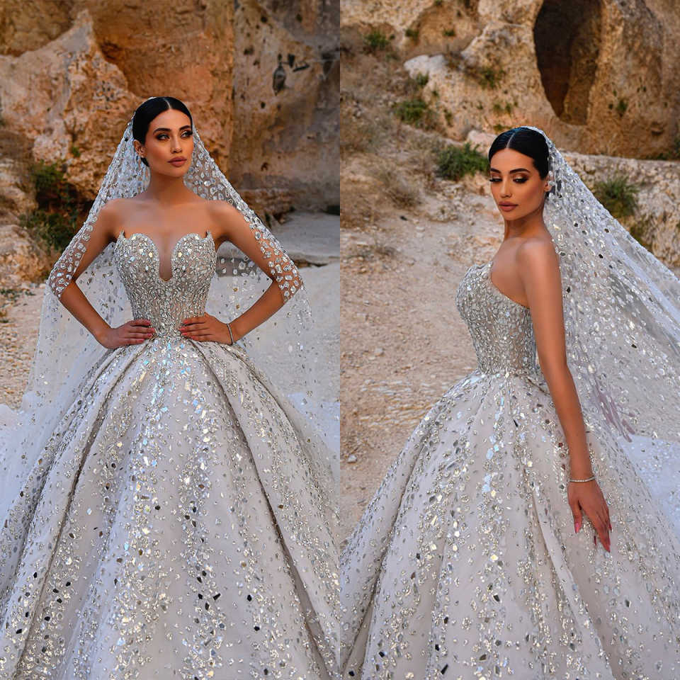 Gorgeous Ball Gown Wedding Dresses Strapless Sleeveless Appliques Lace Sequins Court Gown Pleat Custom Made Sweep Floor Bridal Plus Size Vestidos De N