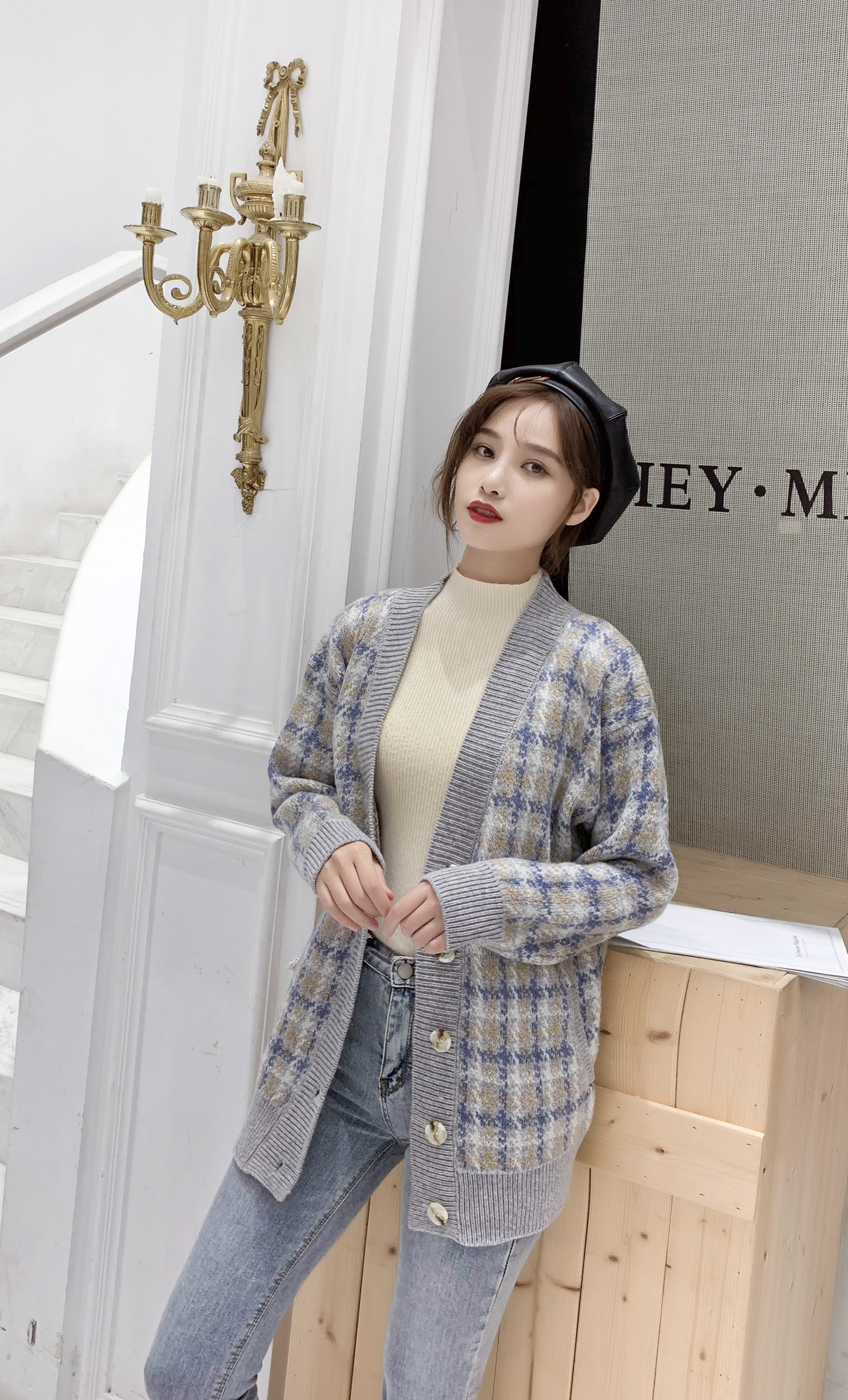 Elegant Women's Wool Sweater with Slim Design - Perfect for Cool Weather Comfort