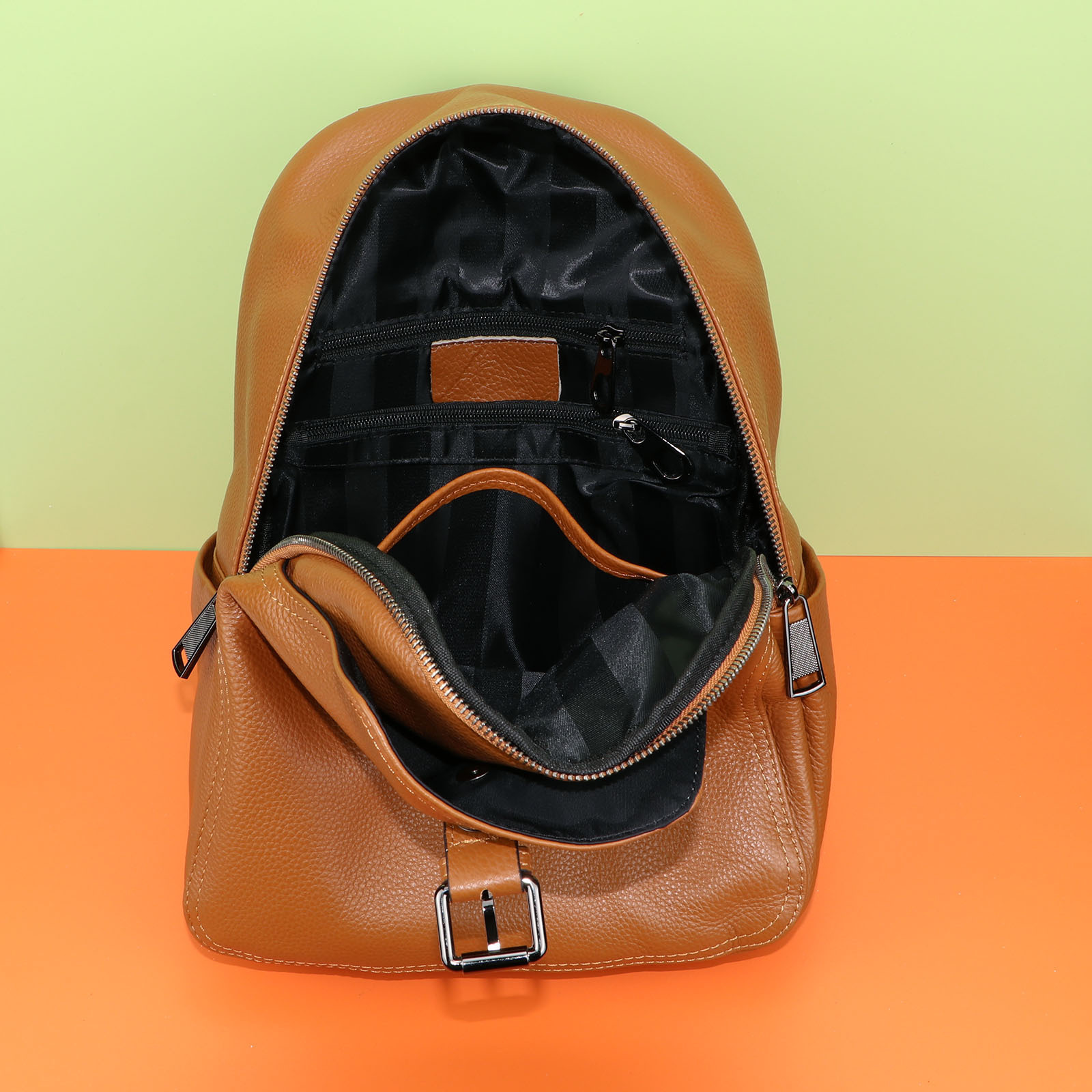 top layer cowhide large capacity lychee pattern commuting bag Women's backpack with thick leather material has a good hand feel 8380
