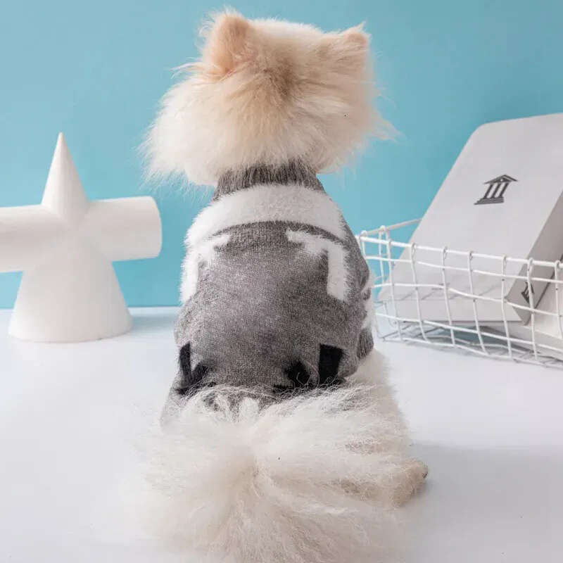 Fashion designer brand classic jacquard letter pattern warm dog cat winter sweater casual pet clothes coat
