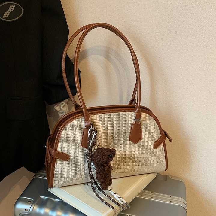Advanced bowling bag, armpit bag, autumn winter niche design, contrasting color commuting bag, single shoulder tote bag 241215