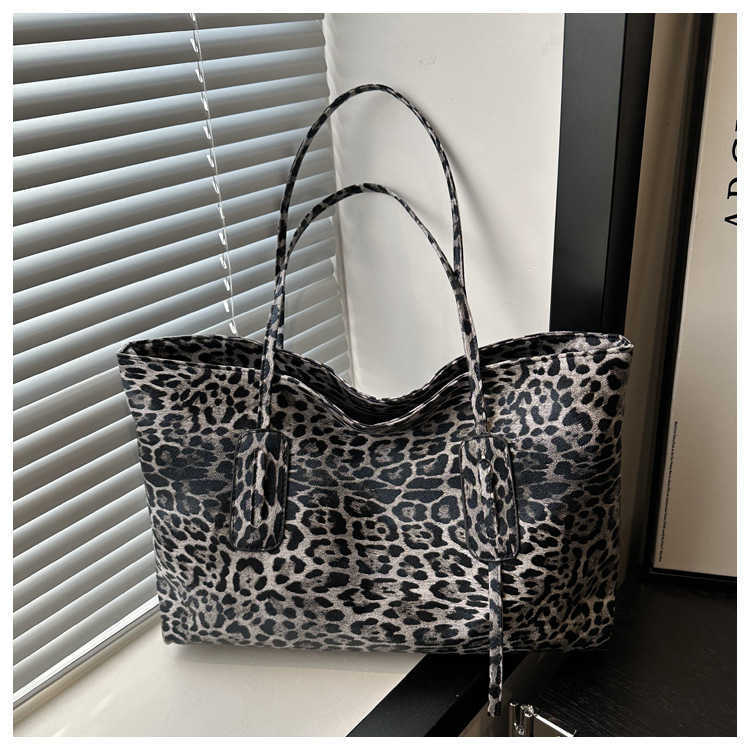Autumn and Winter Large Capacity Leopard Pattern Tote Bag for Women 2024 New Fashion Commuter Single Shoulder Tote Bag Casual Bag 241227