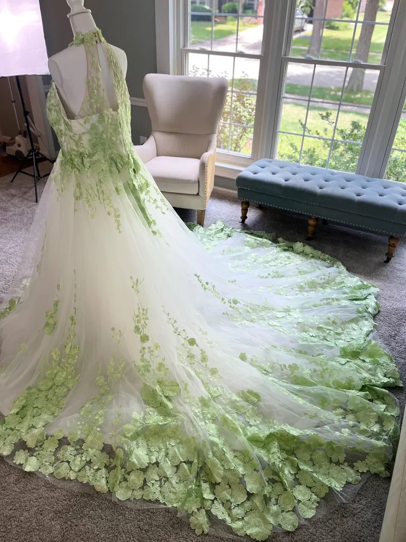 Flower Lace Appliques Boho Wedding Dresses Ivory And Green A-Line Bridal Gowns Sleeveless Jewel Neck Court Train Beach Country Bride Dress Custom Made