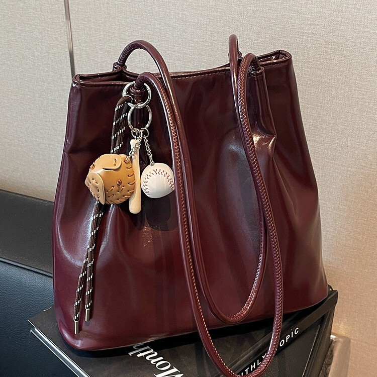 The new bucket shaped bag with textured folds for women's casual versatile handbags in winter 2025 is great for underarm shoulder bags