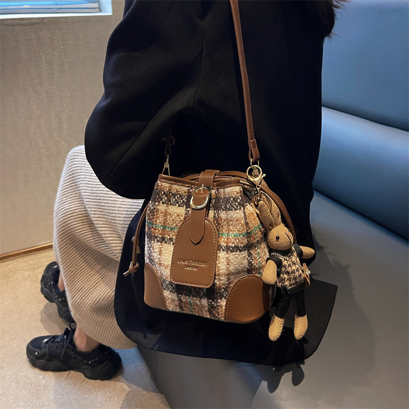 Versatile bucket bag shoulder messenger bag new spring plaid women's commuter bag