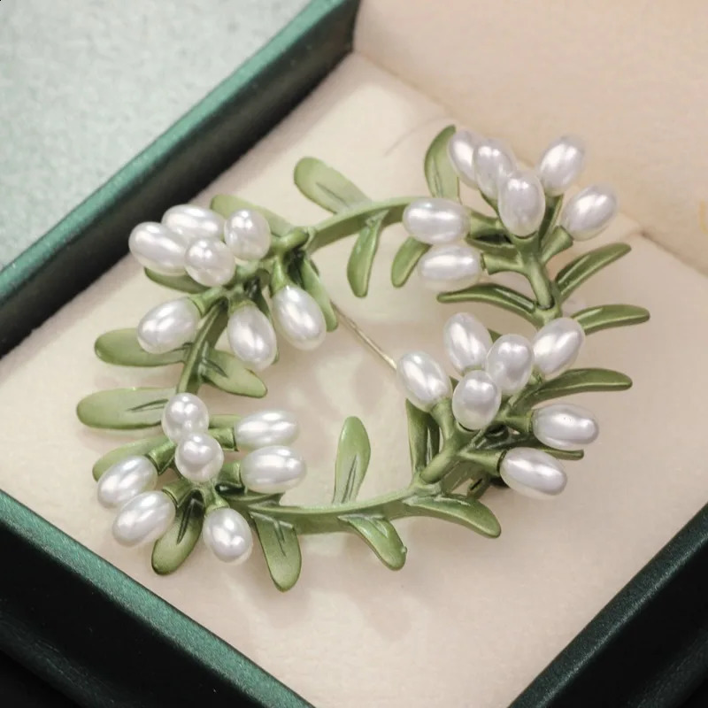 Female Pearl Brooch Shawl Clip Dress Coat Corsage Pin Decoration Buckle Clothing Feast Accessory Badge Breastpin Jewelry Gift 241227