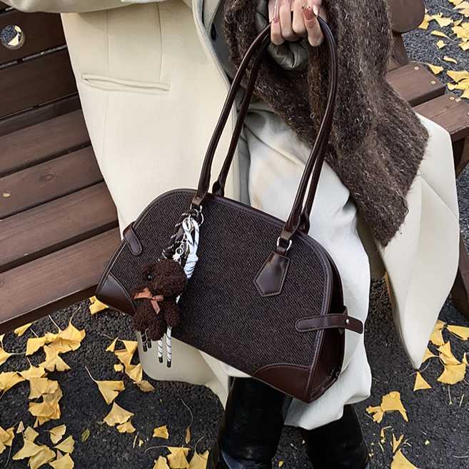 Advanced bowling bag, armpit bag, autumn winter niche design, contrasting color commuting bag, single shoulder tote bag 241215