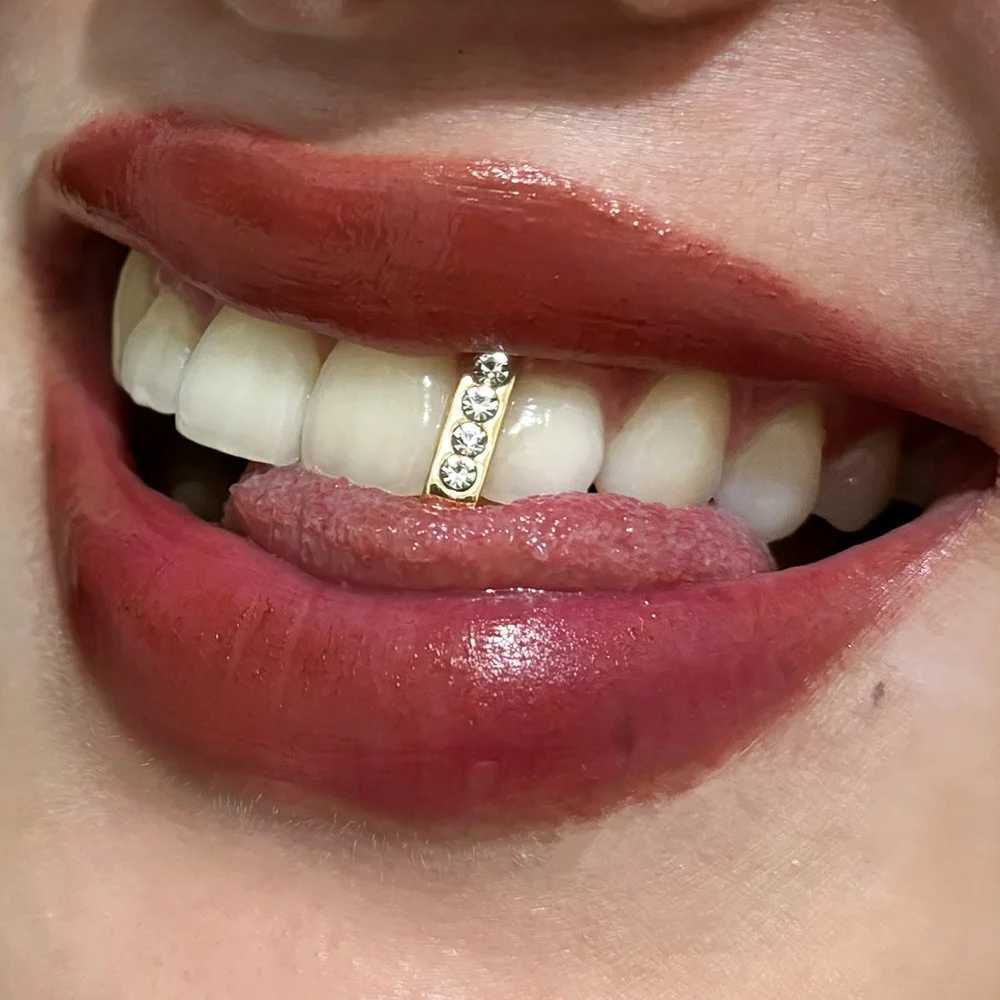 RACHELZ New Style 4 CZ Stone Long Stick Teeth Grillz Hip Hop Zircon Single Tooth Cs Decor For Women Men Jewelry Party Gift W241227