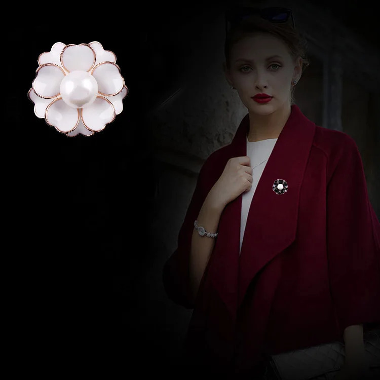 Camellia Flower Brooch Plant Breastpin Pearl Buckle Temperament Coat Collar Pin Clothes Badge Jewelry Accessory for Woment Gift 241227