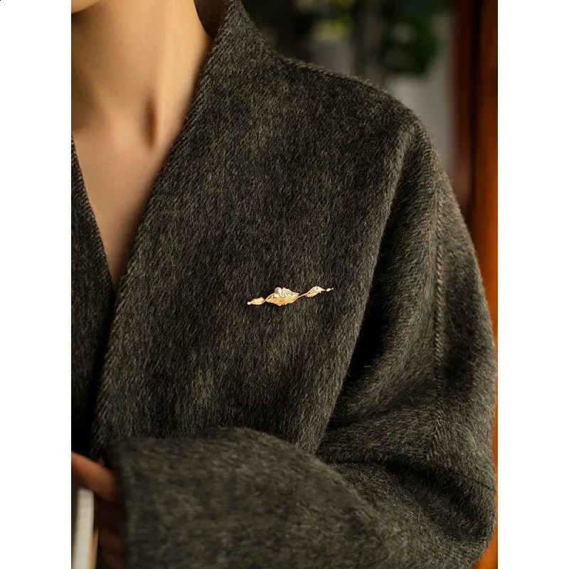 Female Pearl Brooch Shawl Clip Dress Coat Corsage Pin Decoration Buckle Clothe Suit Feast Accessory Badge Breastpin Jewelry Gift 241227