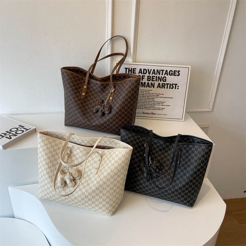 The feeling of the all season fashionable shoulder bag is very suitable for carrying the 2025 designer women's fashionable shoulder bag and large