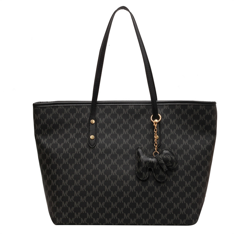 The feeling of the all season fashionable shoulder bag is very suitable for carrying the 2025 designer women's fashionable shoulder bag and large
