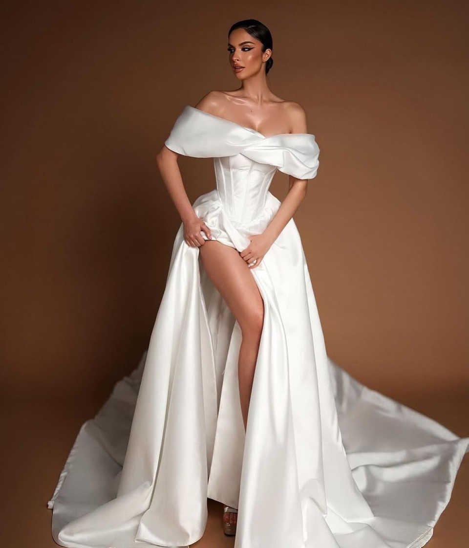 Elegant Simple A-line Wedding Dresses Off Shoulder Sleeveless Court Gown Custom Made Sweep Train Plus Size Bridal Party Dresses Vestidos De Novia