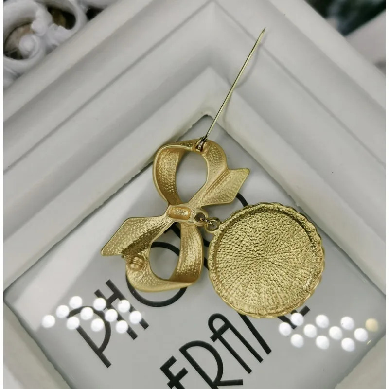 faux Pearl Brooch for Women Large Gold Bow Breastpin Elegant Broches Fashion Lapel Pin Jewelry Coat Buckle Accessories Gift 241227