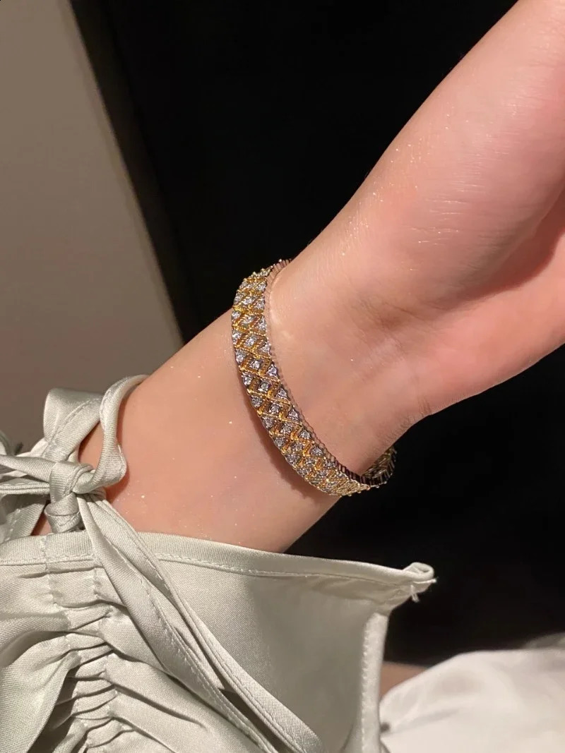 French n fashion jewelry two-color plated hollow triangle zircon open bracelet elegant womens party accessories 241227