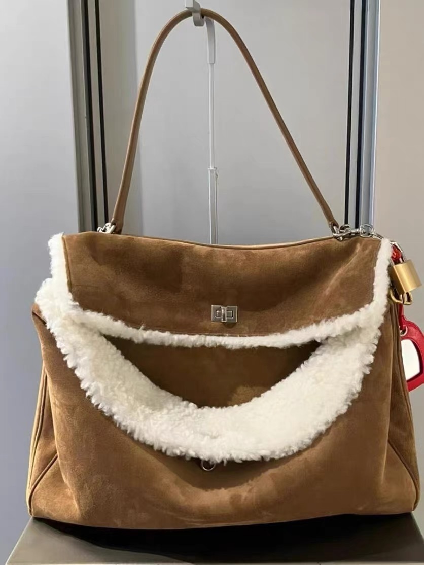Bag 2025 New Product Internet Celebrity Same Style Fashion Versatile Flip Fur Contrasting Color Tote Casual Design Handheld Shoulder Bag Trendy