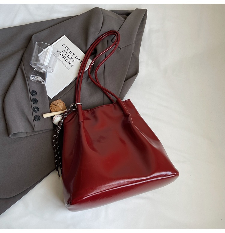 The new bucket shaped bag with textured folds for women's casual versatile handbags in winter 2025 is great for underarm shoulder bags
