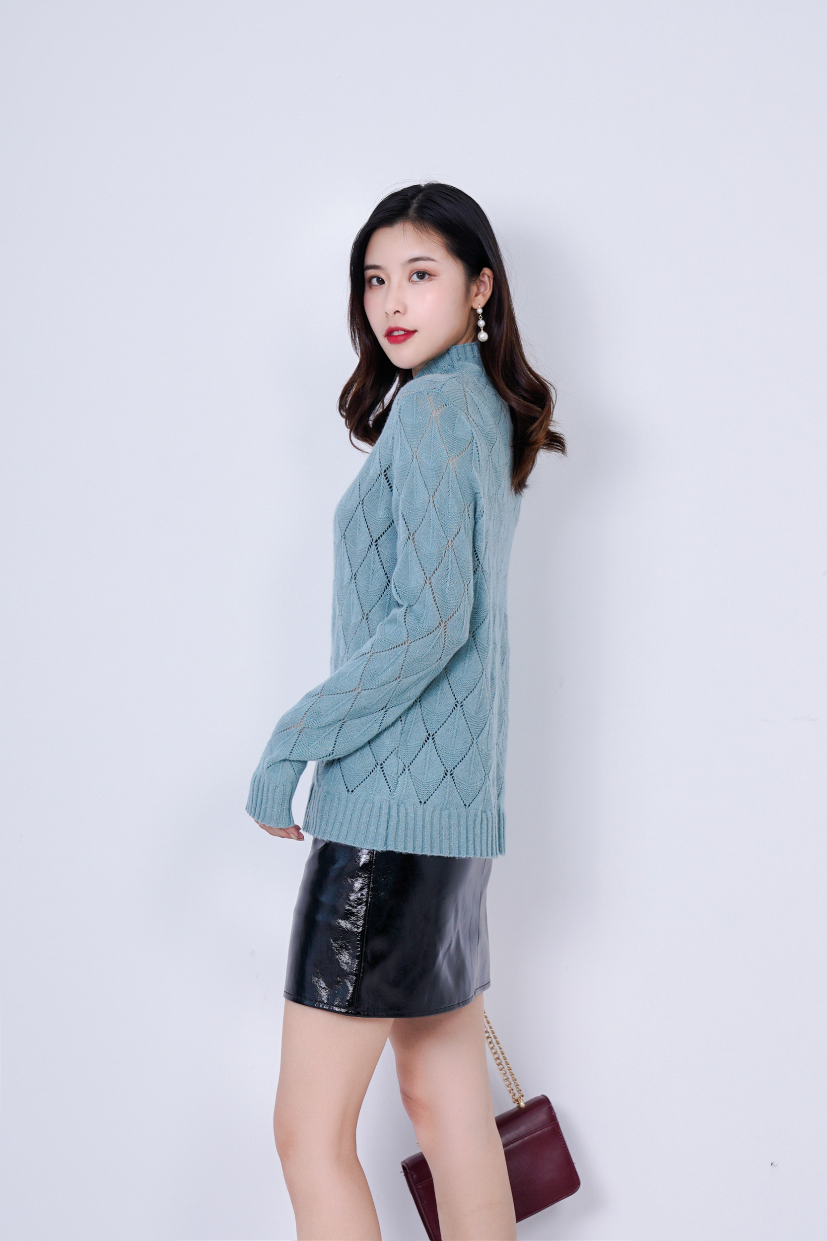 Soft and Warm Slim-Cut Wool Top for Women - Perfect Addition to Your Fall Collection