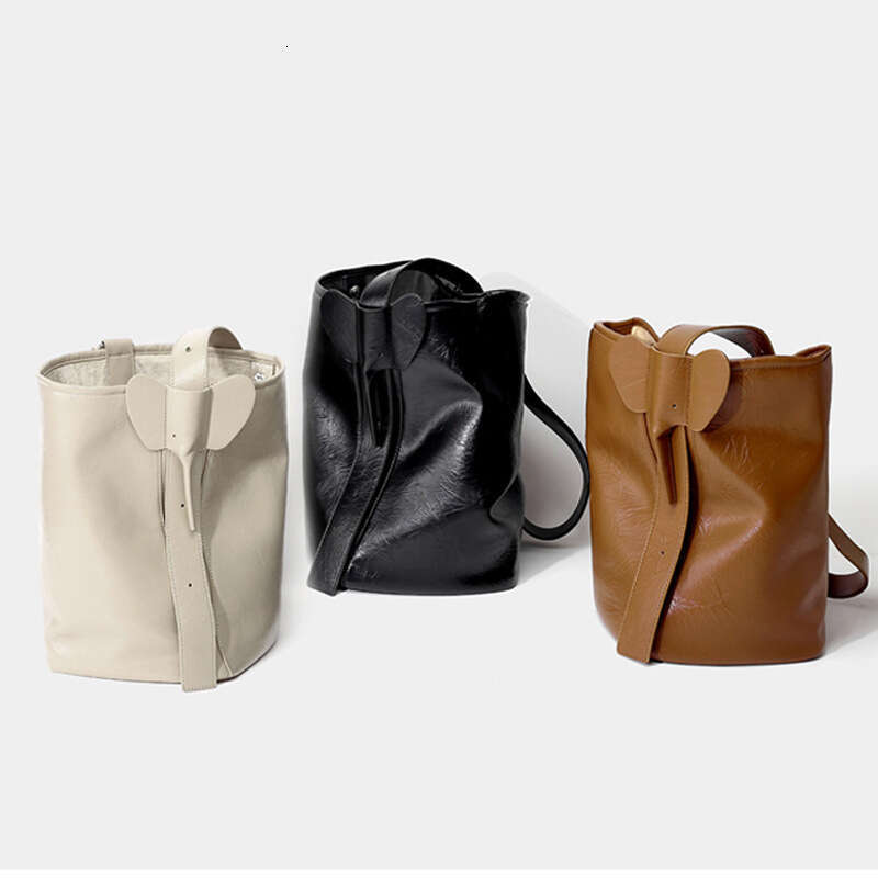 Niche Handheld Pattern Soft Leather Bucket Bag 2023 Winter New High end Lazy Style Single Cross Shoulder Stray Girl