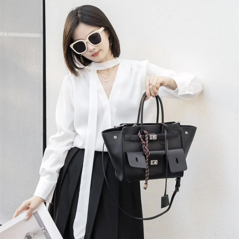 Bag Internet Celebrity Hot Girl Motorcycle 2024 New Large Capacity Commuting Shoulder Punk Style Lock Tote Wing Bag