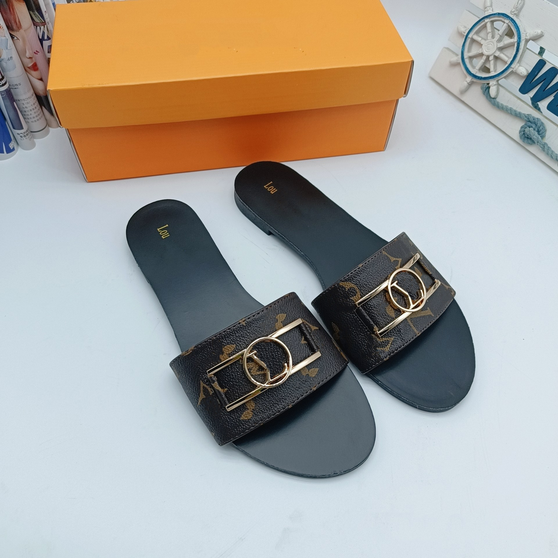 2025 SUMMER Womens slides Leather Slippers Designer women Slides Slipper Fashion Summer Beach slipper Larger Size 35-42