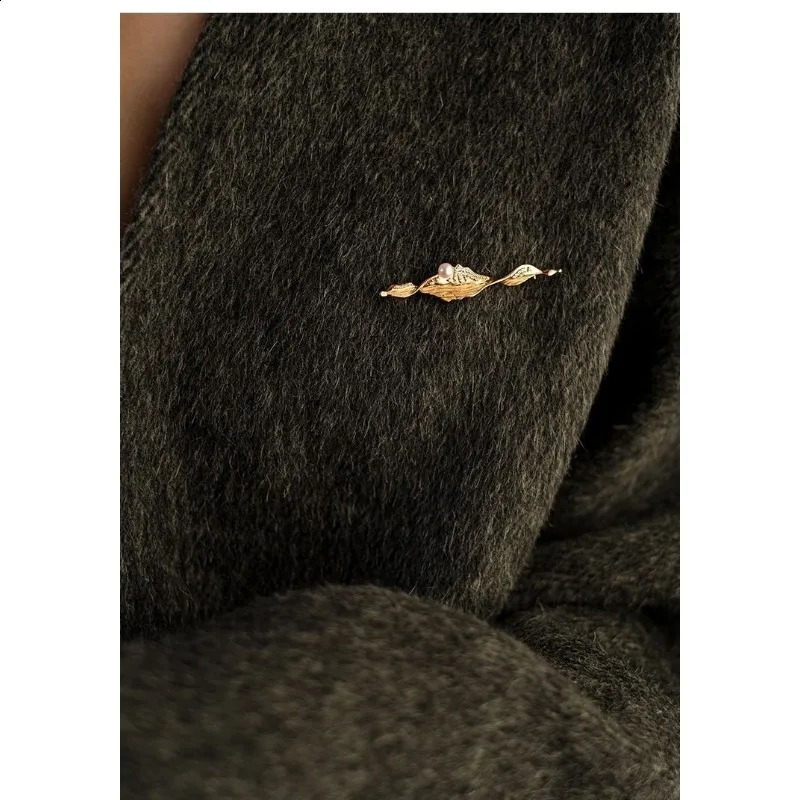 Female Pearl Brooch Shawl Clip Dress Coat Corsage Pin Decoration Buckle Clothe Suit Feast Accessory Badge Breastpin Jewelry Gift 241227