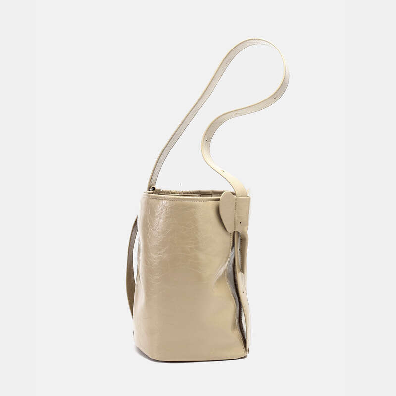Niche Handheld Pattern Soft Leather Bucket Bag 2023 Winter New High end Lazy Style Single Cross Shoulder Stray Girl