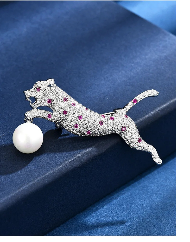 Creative Micro-inlaid Zircon Animal Brooches for Men High-end Personality Fashion Cheetah Pearl Corsage Clothing Accessories Pin 241227