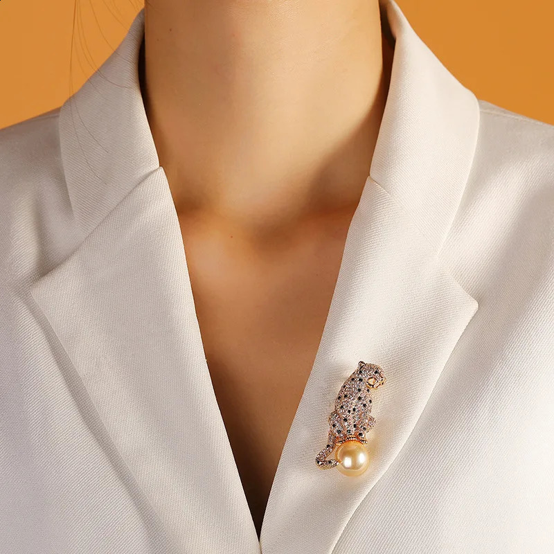 High Quality Copper Zircon Leopard Brooch Pearl Animal Brooch For Men Women Jewelry Gift Wholesale 241227