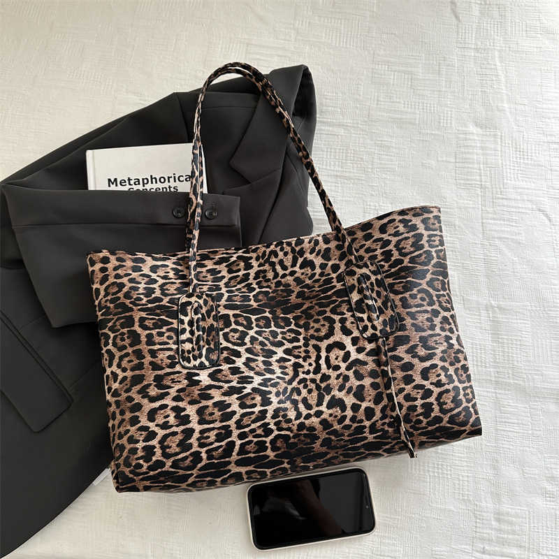 Autumn and Winter Large Capacity Leopard Pattern Tote Bag for Women 2024 New Fashion Commuter Single Shoulder Tote Bag Casual Bag 241227