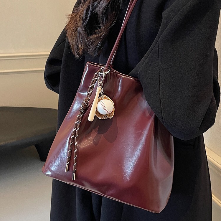 The new bucket shaped bag with textured folds for women's casual versatile handbags in winter 2025 is great for underarm shoulder bags