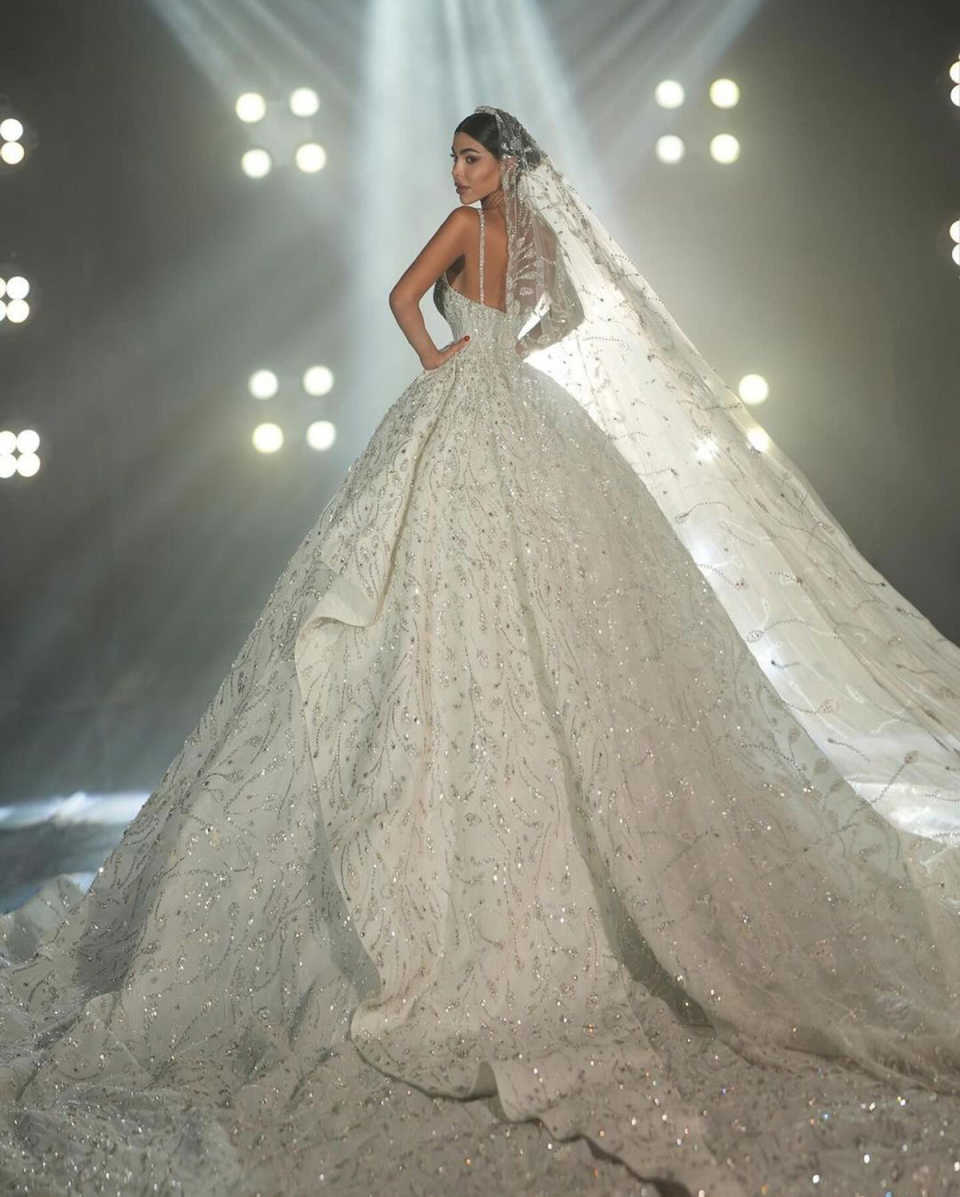 Luxury Ball Gown Wedding Dresses Bateau spaghetti strap Sleeveless Lace Net Appliqued Cathedral Bridal Gowns Elegant Arabian Dubai Custom Made Vestido