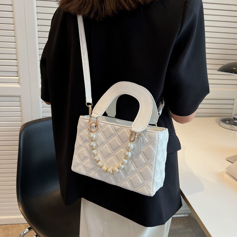 New popular shoulder bag niche fashion white design multifunctional women's crossbody bag pearl handbag2025 new item