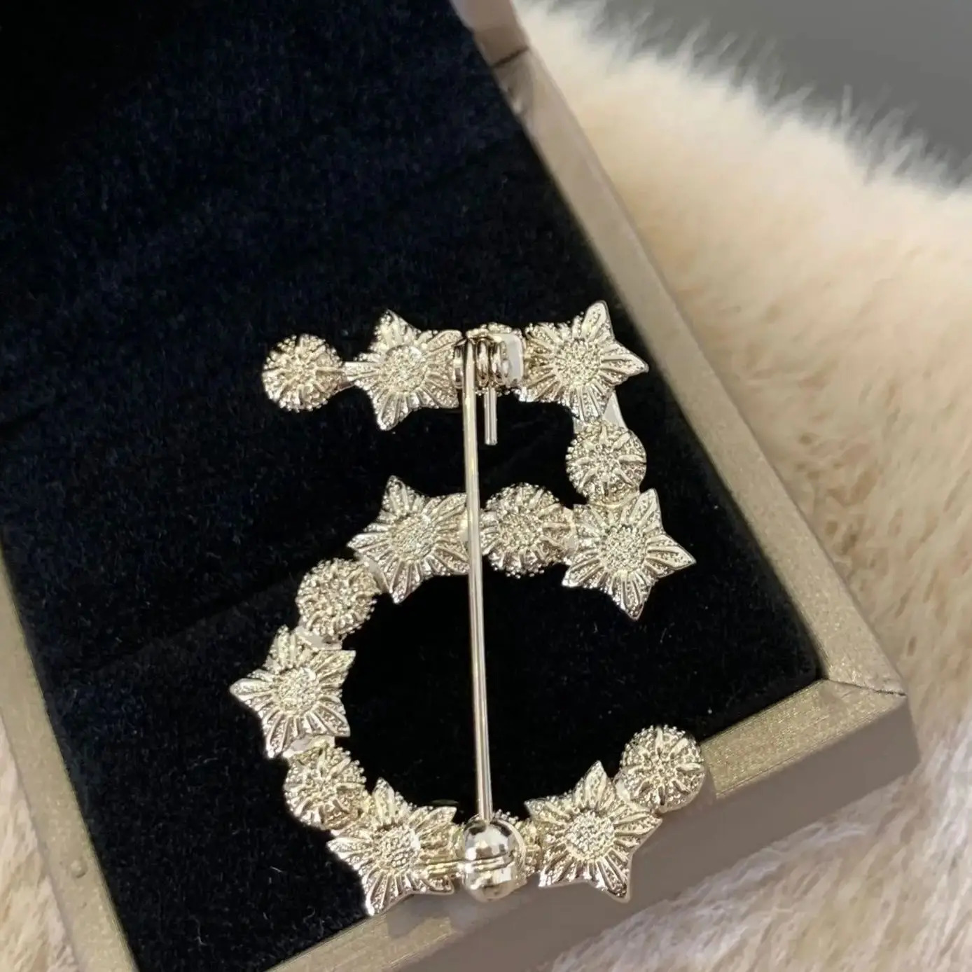 European and American star pearl brooch 241227