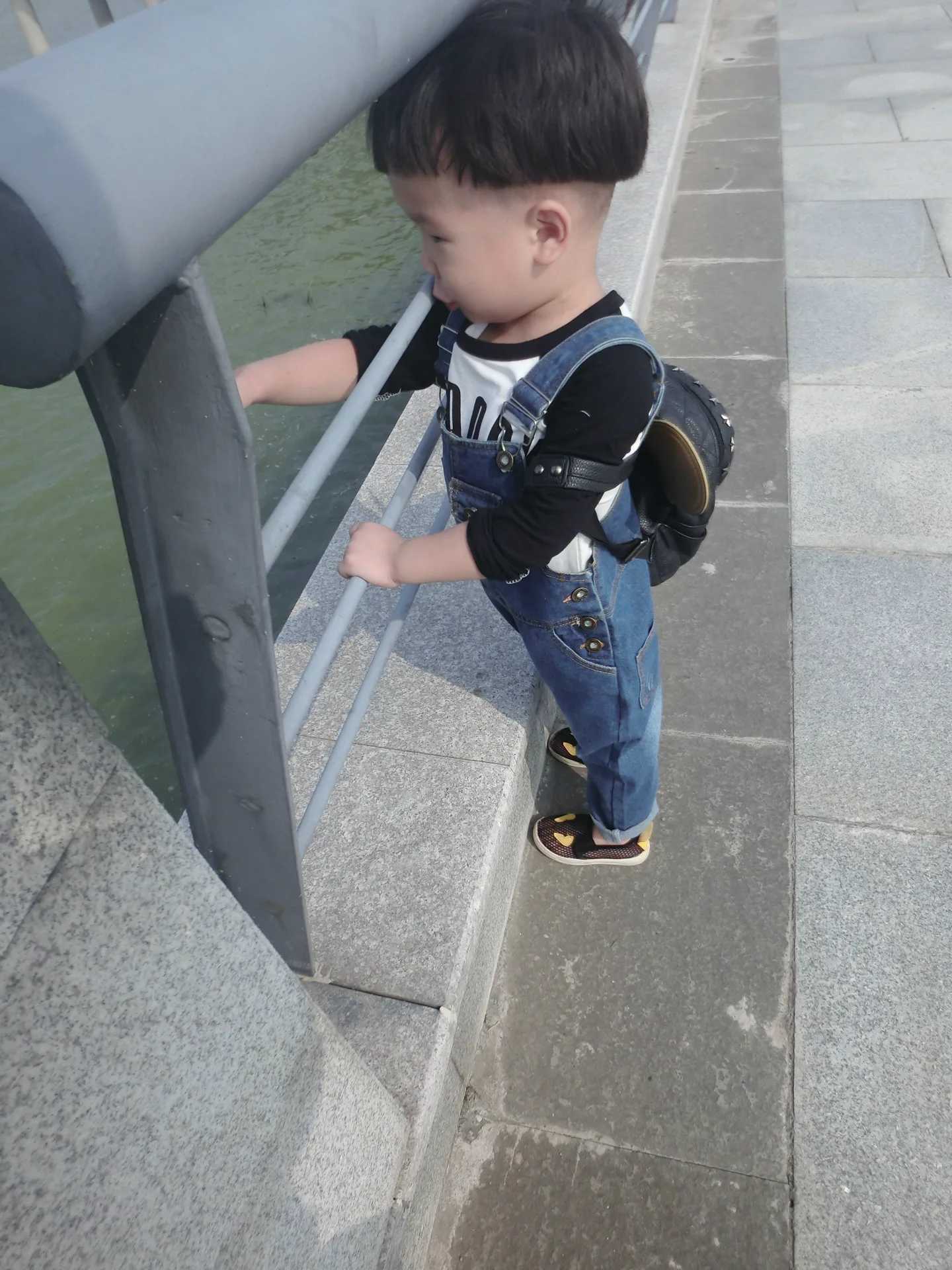 New spring childrens ultra-thin Trouser boys and girls hanging bib denim pants childrens jeans jumpsuit childrens clothing 0-8T W241227