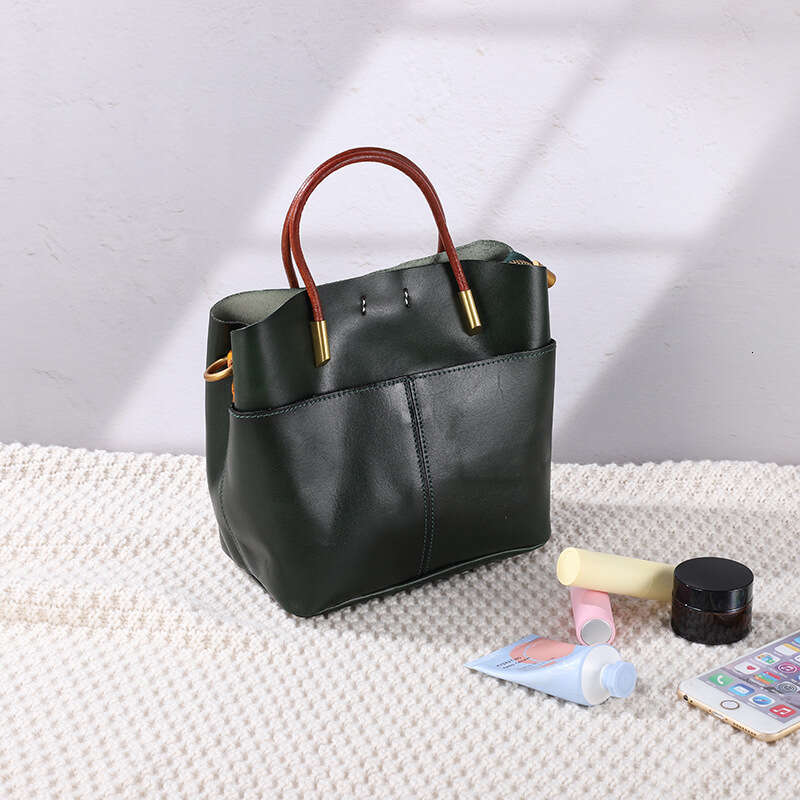 A niche design genuine leather bag, vegetable tanned cowhide handbag, fashionable and simple casual women's bag