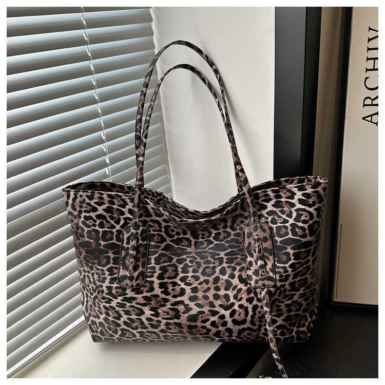 Autumn and Winter Large Capacity Leopard Pattern Tote Bag for Women 2024 New Fashion Commuter Single Shoulder Tote Bag Casual Bag 241227